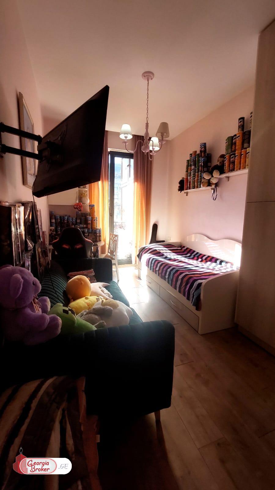 იყიდება ახალი გარემონტებული 3 ოთახიანი ბინა ვაკეში